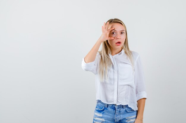 Joven mujer rubia con una camisa blanca