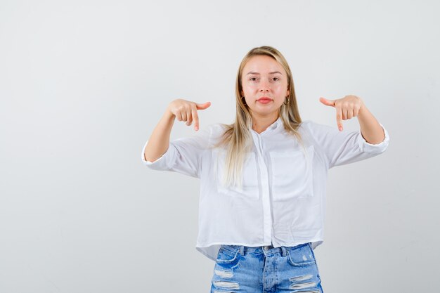 Joven mujer rubia con una camisa blanca