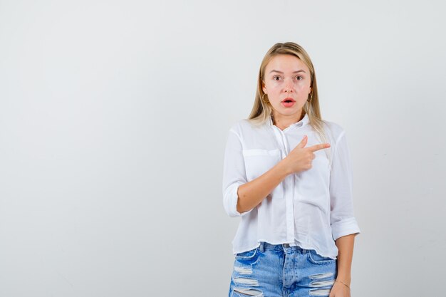 Joven mujer rubia con una camisa blanca