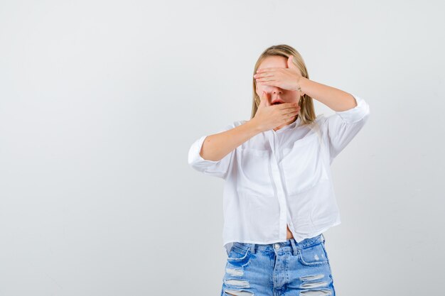 Joven mujer rubia con una camisa blanca