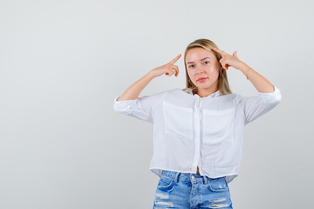 Joven mujer rubia con una camisa blanca