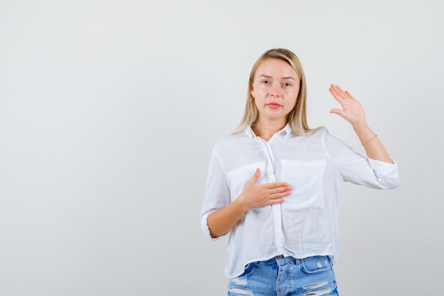 Foto gratuita joven mujer rubia con una camisa blanca