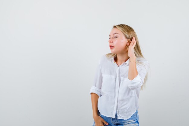 Joven mujer rubia con una camisa blanca