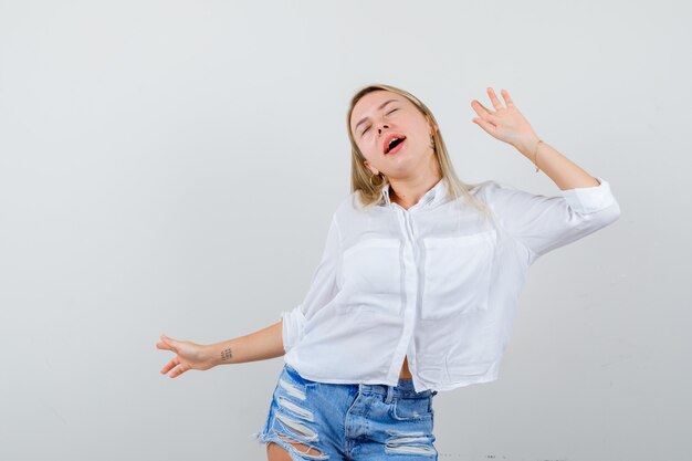 Joven mujer rubia con una camisa blanca