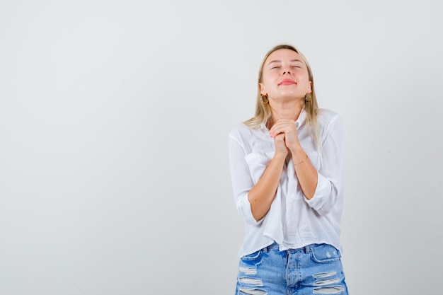 Foto gratuita joven mujer rubia con una camisa blanca