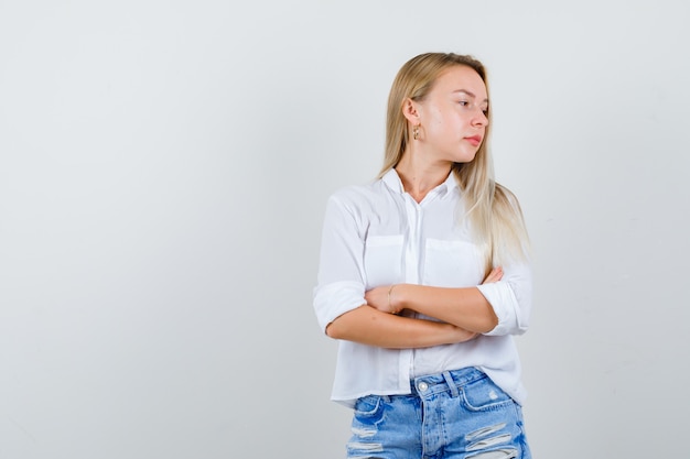 Joven mujer rubia con una camisa blanca