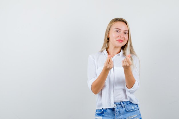 Joven mujer rubia con una camisa blanca