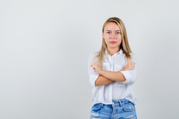 Joven mujer rubia con una camisa blanca