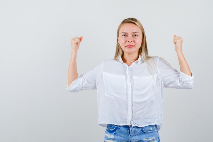 Foto gratuito joven mujer rubia con una camisa blanca