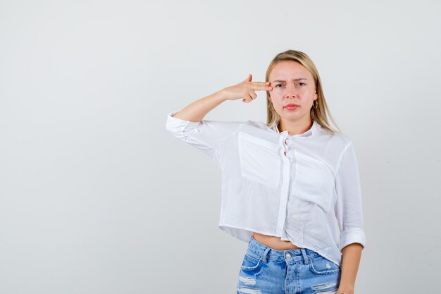 Joven mujer rubia con una camisa blanca