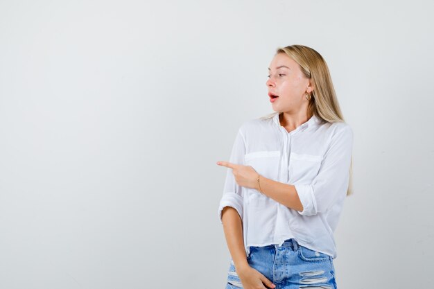 Joven mujer rubia con una camisa blanca