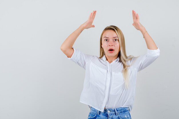 Joven mujer rubia con una camisa blanca