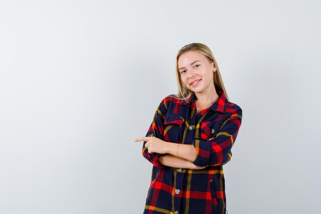 Joven mujer rubia con una camisa a cuadros