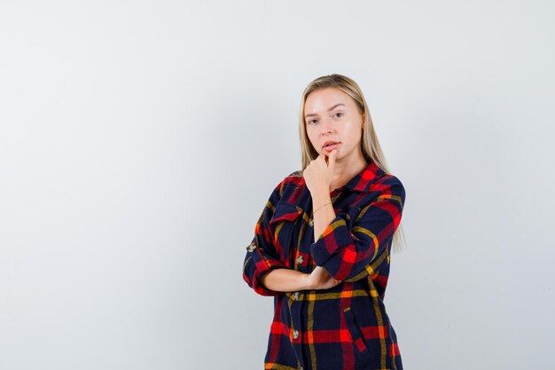 Joven mujer rubia con una camisa a cuadros