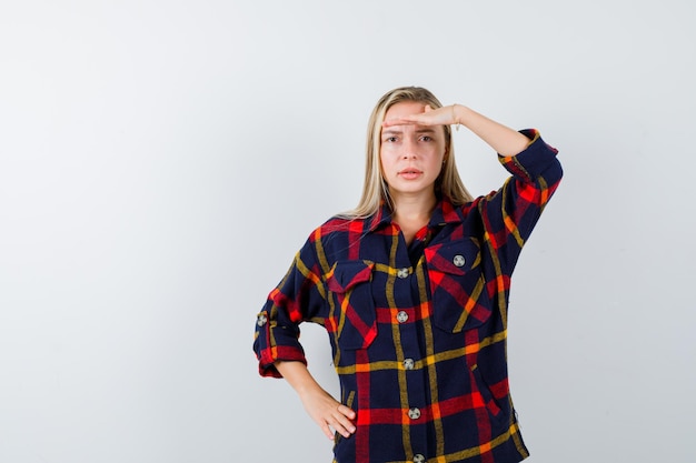 Joven mujer rubia con una camisa a cuadros