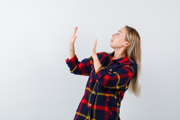 Joven mujer rubia con una camisa a cuadros