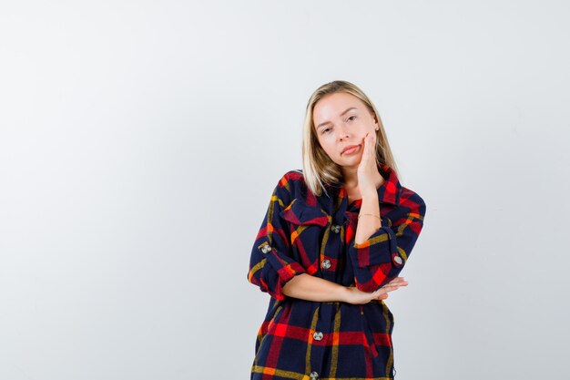 Joven mujer rubia con una camisa a cuadros