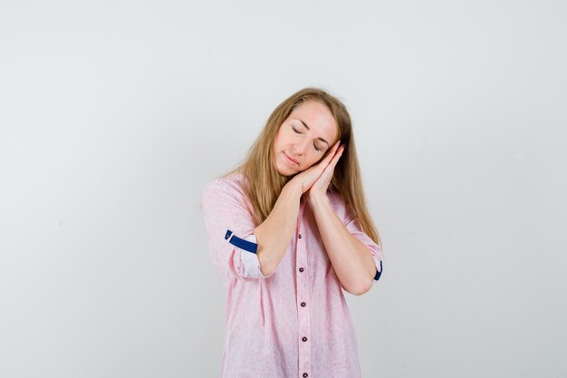 Joven mujer rubia con una camisa rosa casual