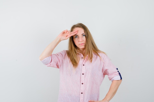 Joven mujer rubia con una camisa rosa casual