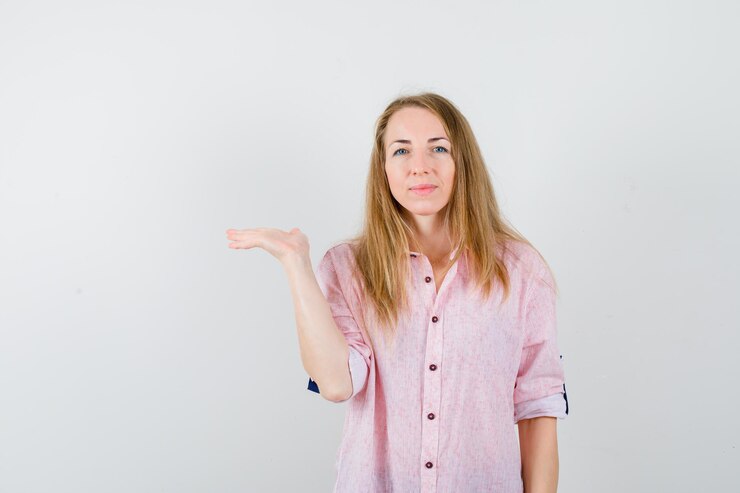Foto gratuito joven mujer rubia con una camisa rosa casual