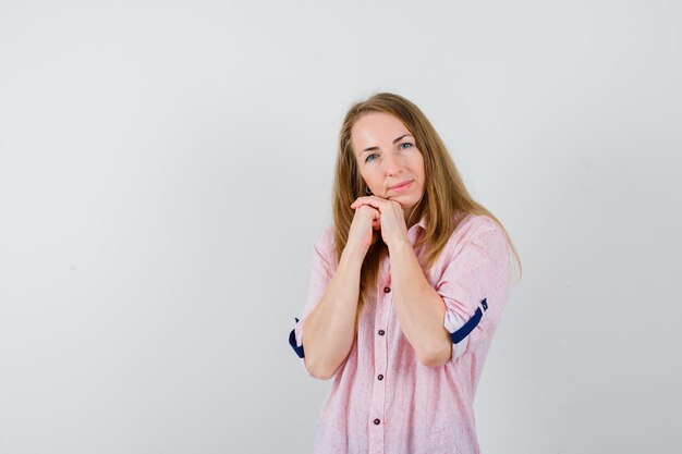 Joven mujer rubia con una camisa rosa casual