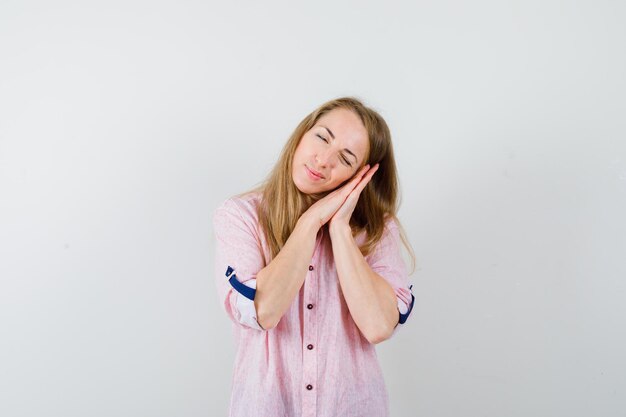 Joven mujer rubia con una camisa rosa casual