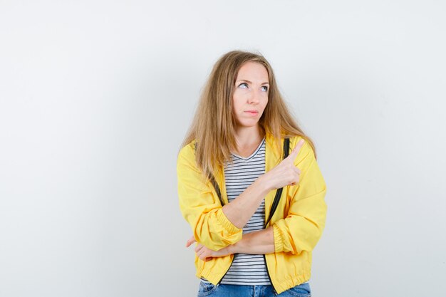 Joven mujer rubia con una chaqueta amarilla