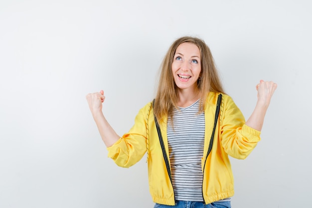 Joven mujer rubia con una chaqueta amarilla