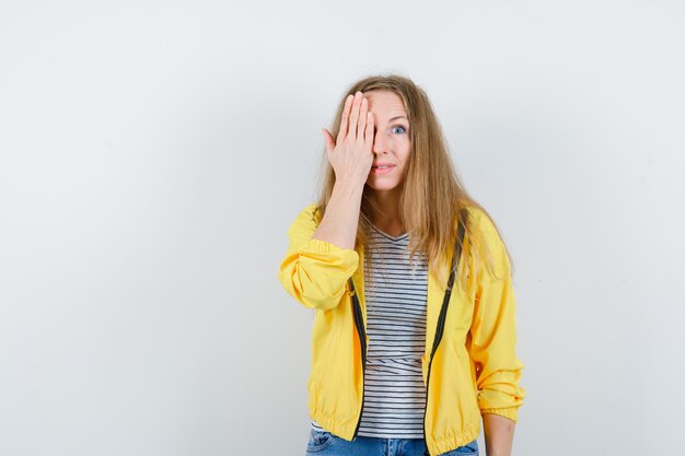 Joven mujer rubia con una chaqueta amarilla