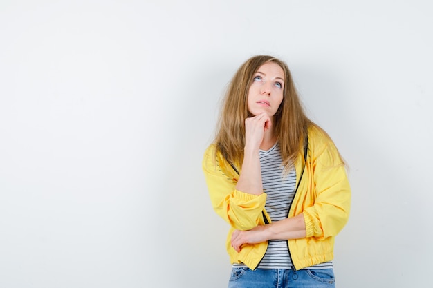 Joven mujer rubia con una chaqueta amarilla