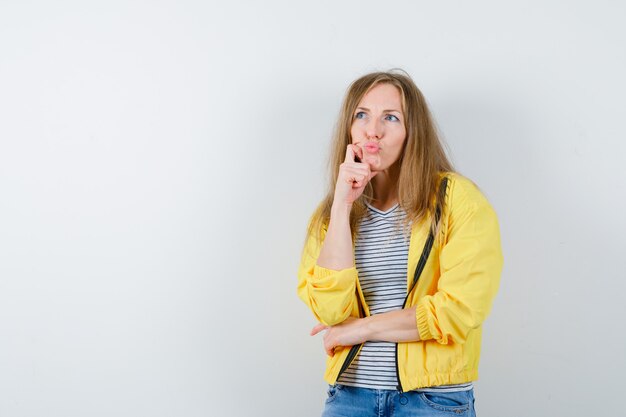 Joven mujer rubia con una chaqueta amarilla