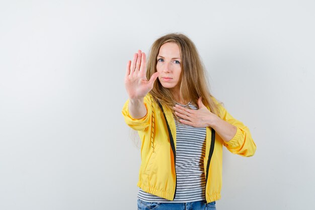 Joven mujer rubia con una chaqueta amarilla