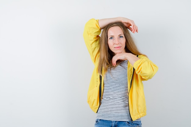 Joven mujer rubia con una chaqueta amarilla