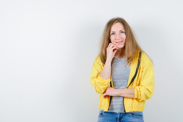 Joven mujer rubia con una chaqueta amarilla