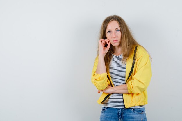 Joven mujer rubia con una chaqueta amarilla