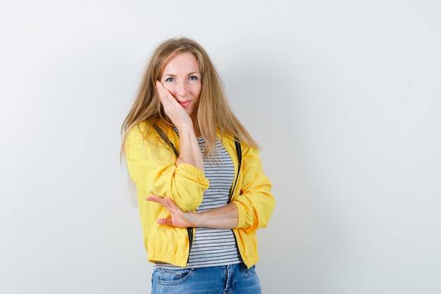 Joven mujer rubia con una chaqueta amarilla