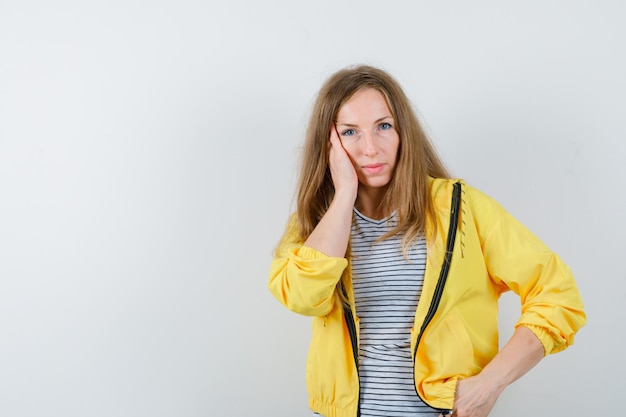 Joven mujer rubia con una chaqueta amarilla