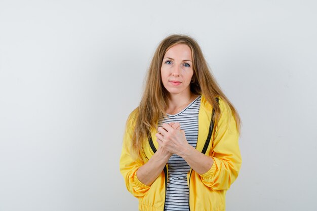 Joven mujer rubia con una chaqueta amarilla