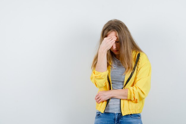 Joven mujer rubia con una chaqueta amarilla