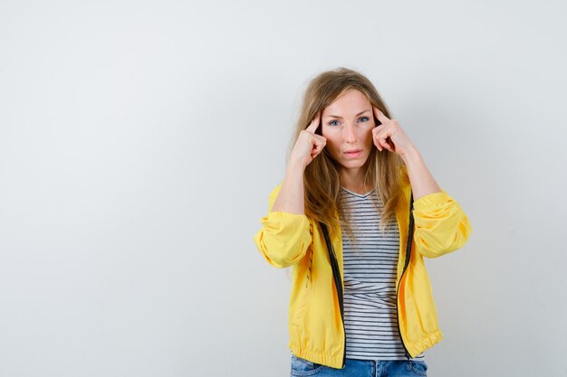 Joven mujer rubia con una chaqueta amarilla