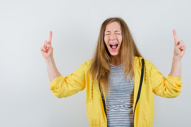 Joven mujer rubia con una chaqueta amarilla