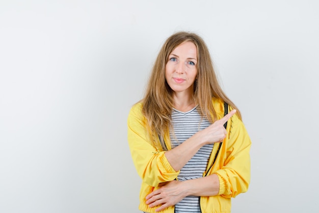 Joven mujer rubia con una chaqueta amarilla