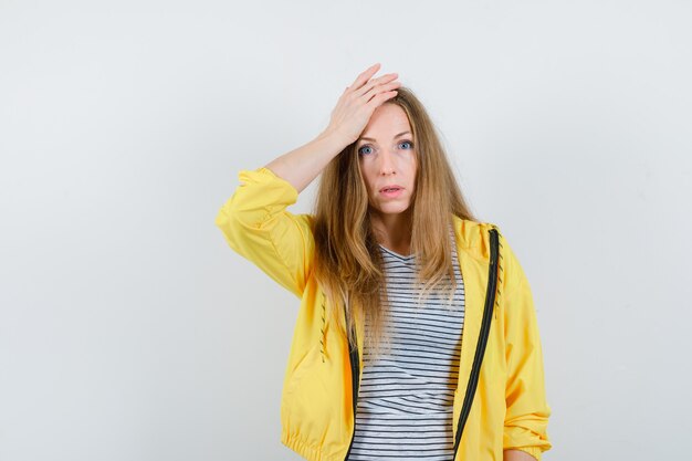 Joven mujer rubia con una chaqueta amarilla