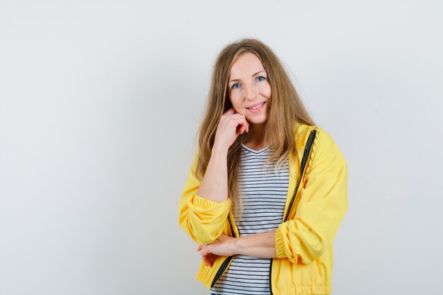 Joven mujer rubia con una chaqueta amarilla