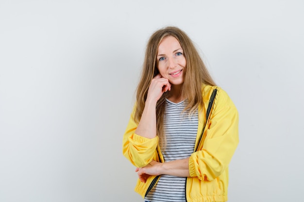 Joven mujer rubia con una chaqueta amarilla