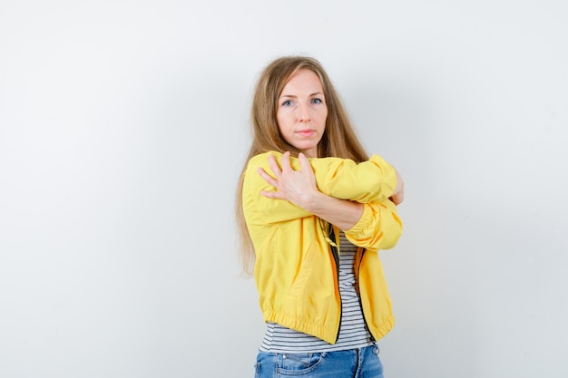 Joven mujer rubia con una chaqueta amarilla