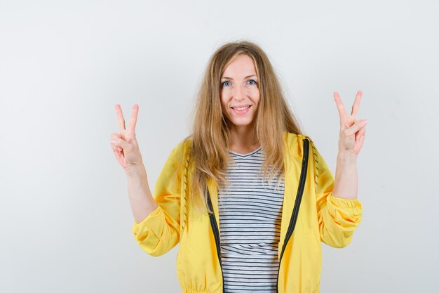 Joven mujer rubia con una chaqueta amarilla