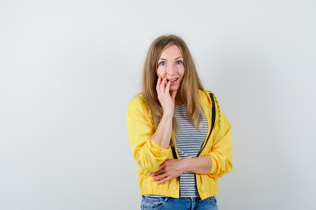 Joven mujer rubia con una chaqueta amarilla