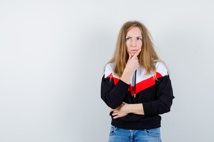 Foto gratuito joven mujer rubia en una chaqueta y jeans