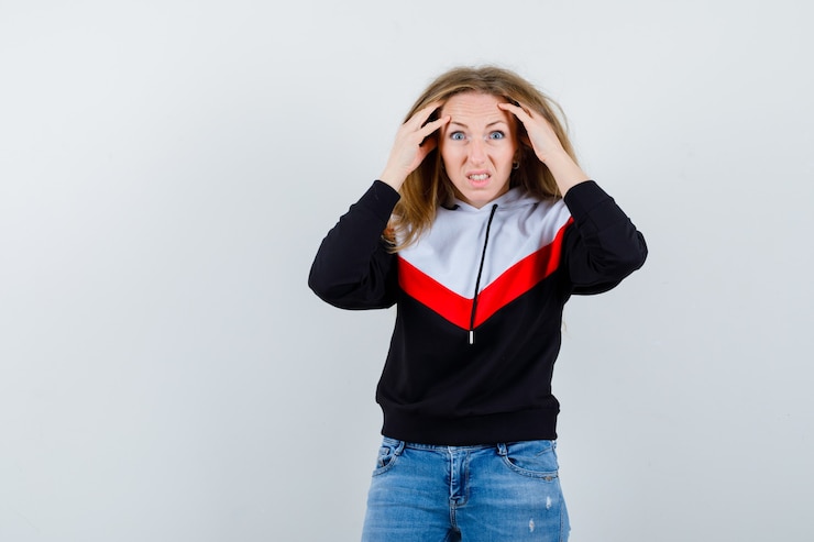 Foto gratuito joven mujer rubia en una chaqueta y jeans